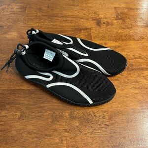 Josmo black white water shoes size 9 men’s